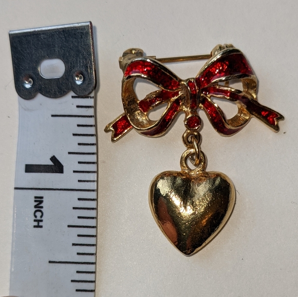 Red Enamel Ribbon Brooch Dangling Heart Polished Gold Tone Vintage Pin - Picture 2 of 6